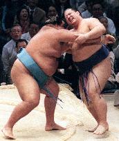 Kaio tripped, but retains lead